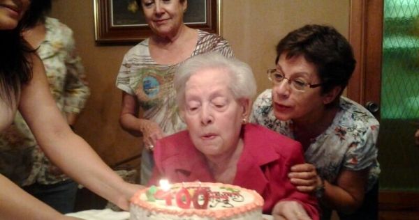 Muchas felicidades en tu 100 cumpleaños, Tita