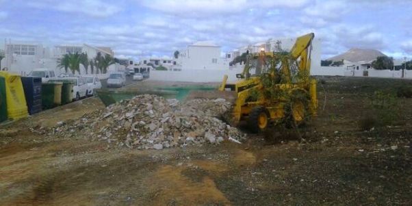 Arrecife retira toneladas de escombros y basura en La Concha y Las Salinas