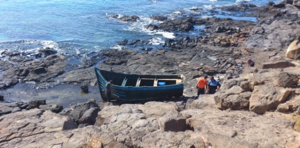 Un pescador encuentra una patera vacía cerca del faro de Pechiguera