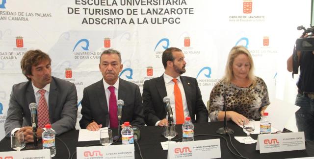 Paulino Rivero inaugura el curso en la Escuela de Turismo de Lanzarote y se compromete a aportar fondos por primera vez para este centro