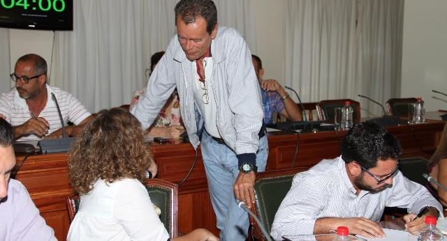 Carlos Sáenz vuelve a sentarse en el Pleno de Arrecife, tras recuperar la plaza de interventor