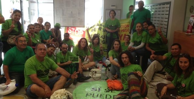 La Plataforma de Afectados por la Hipoteca de Lanzarote ocupa el Banco Popular en solidaridad con un afectado de Barcelona