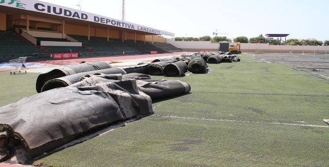 Comienzan las obras para reponer el césped del campo de fútbol de la Ciudad Deportiva