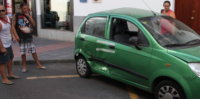Dos mujeres resultan heridas tras chocar su vehículo contra una farola en Arrecife
