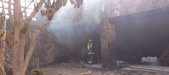 Arde un almacén con coches  en  la Finca de Uga