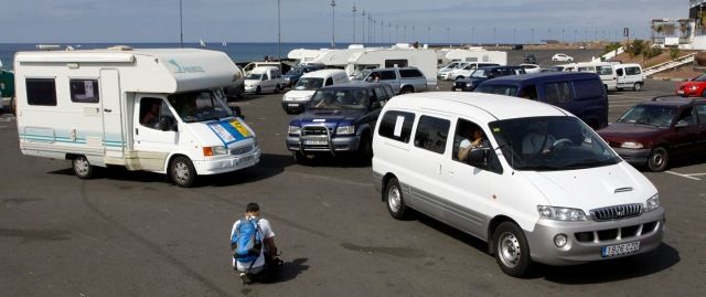 Más de 100 vehículos se unieron en una nueva caravana-protesta para exigir una zona de acampada de Lanzarote