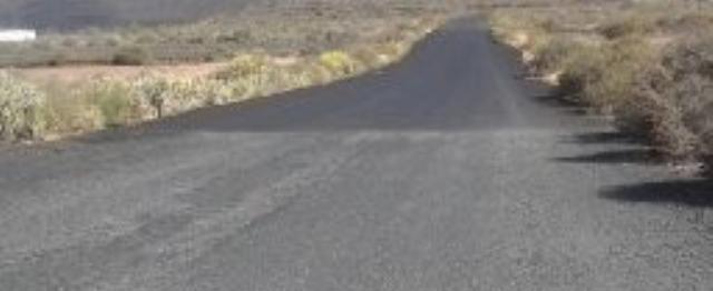 El PIL asegura que se están tapando los socavones en las carreteras de Teguise con cemento pintado de negro, para que parezca piche