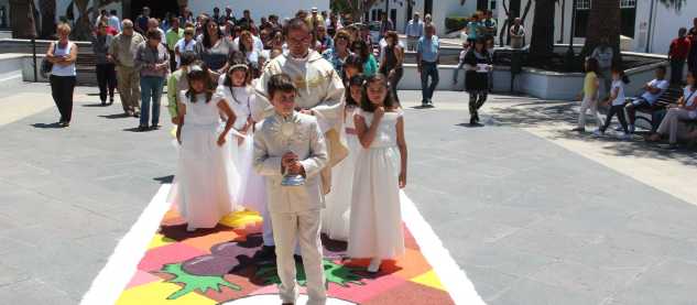 Once alfombras de sal dibujaron el camino del Corpus Christi en Yaiza