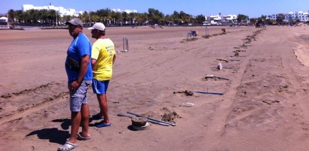 El PSOE de Tías denuncia que el grupo de gobierno PP-San Borondón ha dejado las playas sin hamacas en Semana Santa
