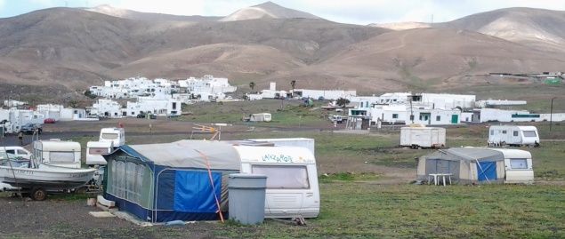 Yaiza recuerda a los campistas que está prohibido instalar caravanas en Playa Quemada y exige la retirada de los vehículos