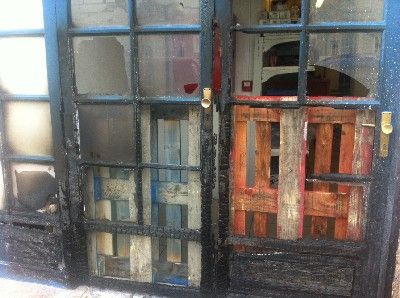 El incendio de varios contenedores calcina las puertas y ventanas de un supermercado de Puerto del Carmen