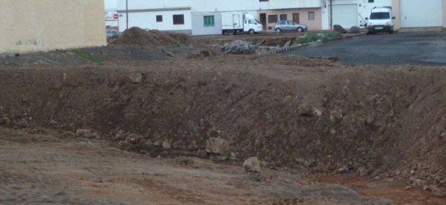 Los vecinos de Argana Alta denuncian que "se ha tapado" un barranco que impide canalizar las aguas en caso de lluvia