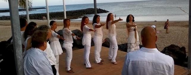 Homenajean con una placa en un banco de Costa Teguise a Luis Gobantes, un "enamorado" de la isla que falleció hace un año