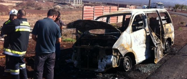 Un vehículo se incendia en marcha y sus dos ocupantes logran salir ilesos