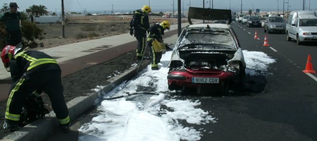 Un vehículo sufre un incendio en la carretera de Tahíche y otro embiste al coche de la Guardia Civil que acudió al servicio