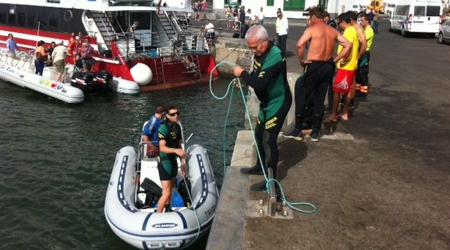 Se suspende por las malas condiciones del mar la segunda jornada de búsqueda de fardos de droga en aguas de   Órzola