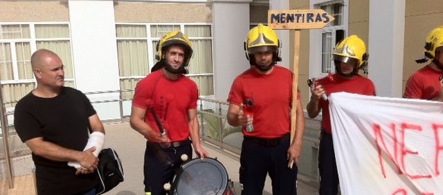 Los bomberos protestan frente al Cabildo, para criticar que destine 18.000 euros a mantener la embarcación de Emerlan
