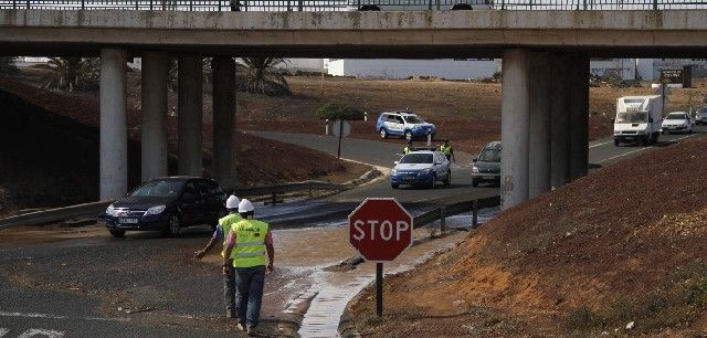 La rotura de una tubería en el puente de acceso a la carretera de Tahíche obliga a cortar el tráfico durante más de 2 horas