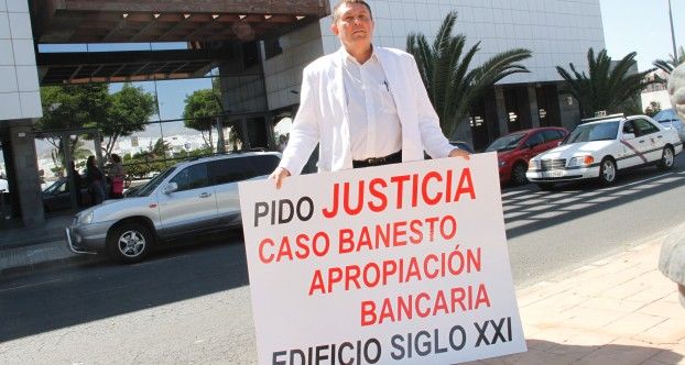 Uno de los compradores del edificio "Siglo XXI" se planta ante los Juzgados: "Si no se para la subasta, me pongo en huelga de hambre