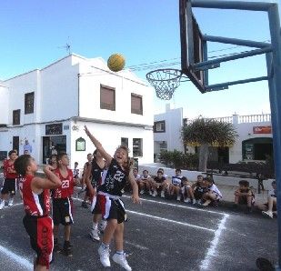 La  Avenida Central de Tías se convierte en un muestrario de salud y belleza con el esfuerzo conjunto de Ayuntamiento y empresarios