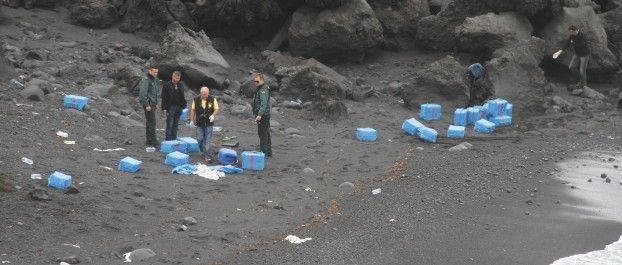 Aparece el cuerpo sin vida de un hombre cerca de la playa de Las Malvas, junto a una zodiac desinflada y una veintena de fardos de droga