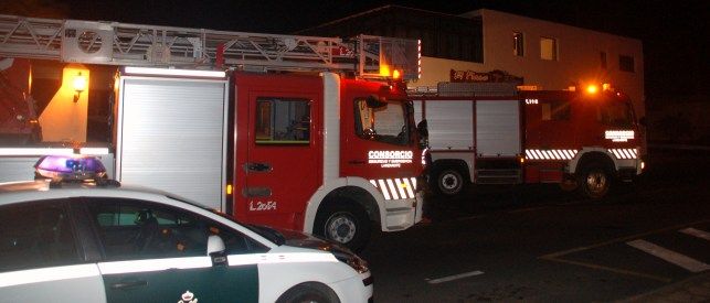 Un bar de Tinajo sufre un incendio en su cocina, que afectó a la vivienda que se encontraba encima