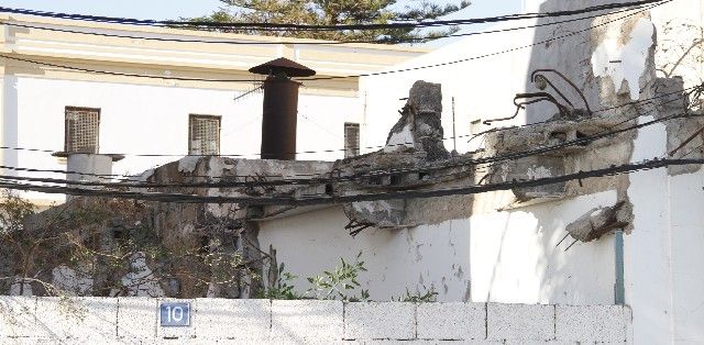 Un trozo de techo de una vivienda antigua se desploma en el centro de Arrecife