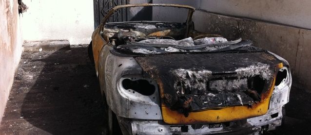 Un incendio calcina un vehículo en Arrecife y afecta al tendido eléctrico de una vivienda