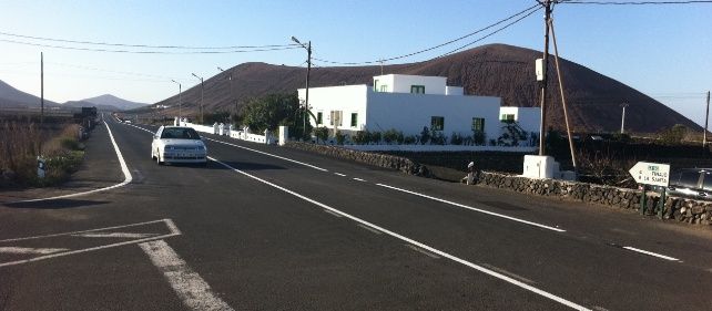 La carretera de Tinajo se abre al tráfico tras nueve meses de retraso en las obras