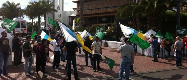 Unas 40 personas de Intersindical Canaria se concentran frente al hotel Princesa Yaiza para protestar por los despidos