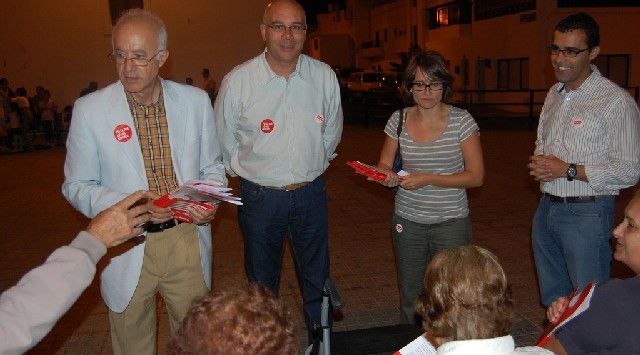Los candidatos socialistas visitan Puerto del Carmen y el barrio marinero de Valterra