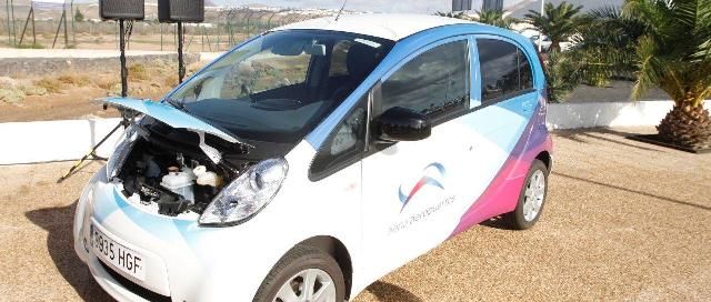 Aena presenta tres de los cinco coches eléctricos que darán servicio en Guacimeta para ser un "aeropuerto verde"