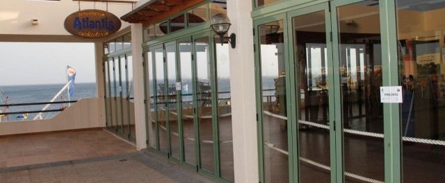 El Ayuntamiento de Yaiza precinta tres locales de ocio en Playa Blanca tras recibir varias denuncias del hotel Princesa Yaiza
