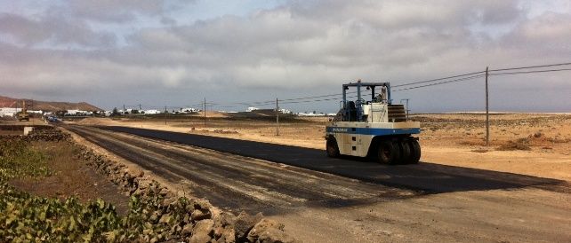 La carretera de Tinajo estará abierta al tráfico para Los Dolores, aunque los trabajos no están terminados