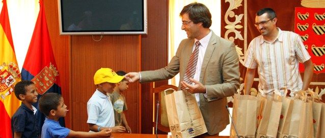 El Cabildo recibe a los 12 niños saharauis que pasarán sus vacaciones en Lanzarote