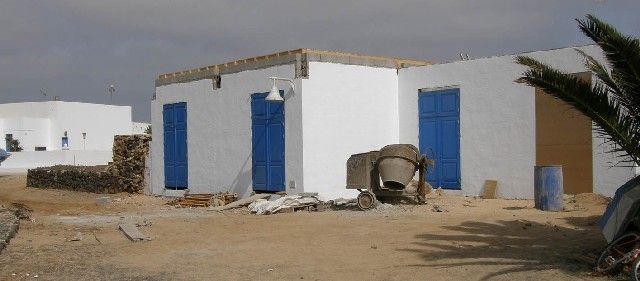 El Ayuntamiento  de Teguise ordena paralizar las obras de una casa en La Graciosa que construye la ex alcaldesa de Arrecife