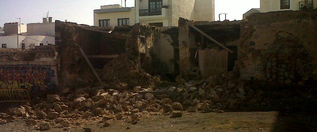 Se derrumba el muro de una vivienda abandonada en Arrecife