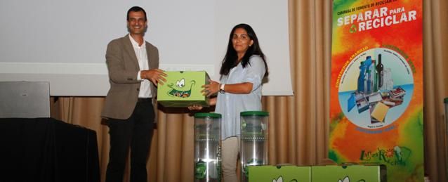 El Cabildo de Lanzarote y Ecopilas distribuyen nuevos contenedores de pilas y baterías en los colegios de la isla