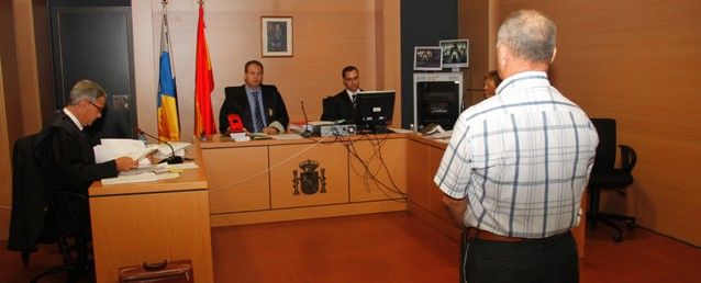 El Jefe de la Policía Local de Tías dice que no recuerda nada de lo sucedido y su defensa alega que fue víctima de una hipoglucemia