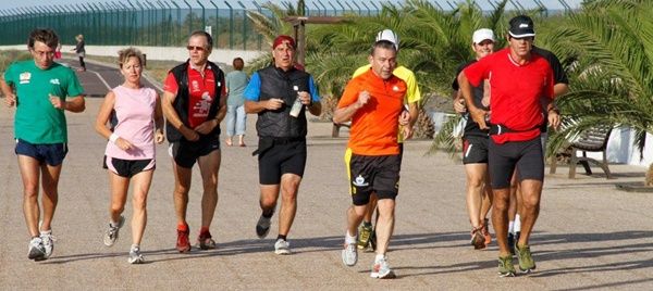 Rivero inicia su segundo día de campaña corriendo 10 kilómetros entre Arrecife y Playa Honda