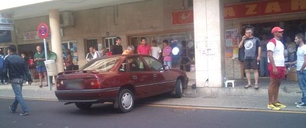 Un conductor pierde el control de su coche en Arrecife y atropella a un comerciante que estaba sentado frente a su tienda