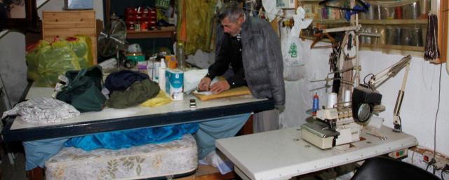 Un hombre enfermo vive desde hace cinco años en un garaje de Valterra