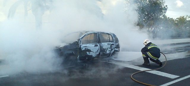 Incendian un coche en Playa Blanca