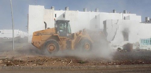 El Ayuntamiento  derriba una casa abandonada de San Francisco Javier