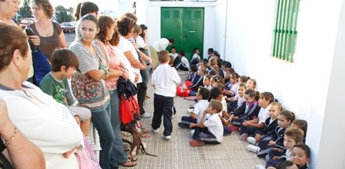 Los alumnos del colegio de Soo se niegan a entrar a clase en protesta por la reducción del número de profesores