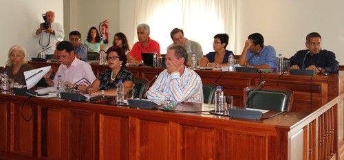 El Ayuntamiento iniciará el expediente para la gestión indirecta de las guaguas y el PSOE estudia impugnar el pleno