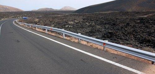 El Cabildo coloca vallas de protección en la carretera de Tinguatón, tras el último accidente mortal de la pasada semana
