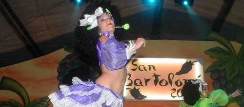 The humor of Las Jacarandas makes the neighbors of San Bartolomé laugh