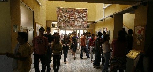 Alumnos del IES Zonzamas realizan una sentada para protestar por el corte de luz