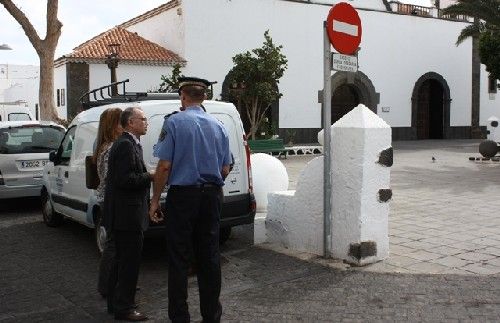 La concejal Isabel Martinón insiste en aparcar en una zona de carga y descarga